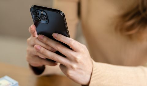Skoro polovica Slovákov verí informáciám zo sociálnych sietí bez akejkoľvek kontroly
